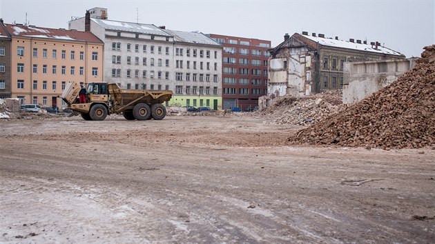 Budova s ikonickm logem nkdej Vlnny zstane stt, za n je vak u jen ob stavenit, hromady sut a hlny. Mezi nimi pobhaj kopi a lid, kte pomhaj s vzkumem archeolog.