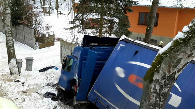 Pobl Adamova havaroval kamion, kter sjel ze silnice a zaklnil se mezi ze a strom. idi utrpl lehk zrann, z proraench ndr uniklo piblin 400 litr nafty.