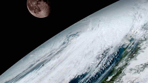Fotografie z 15. ledna. Družice GOES 16 používá Měsíc ke kalibraci.