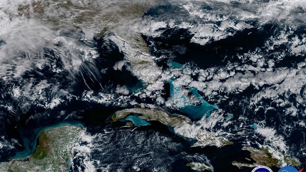 Karibik (uprostřed Kuba a nad ní Florida) vyfotografovaný družící GOES 16. Všimněte si mělkých vod kolem ostrovů (světle modrá barva).
