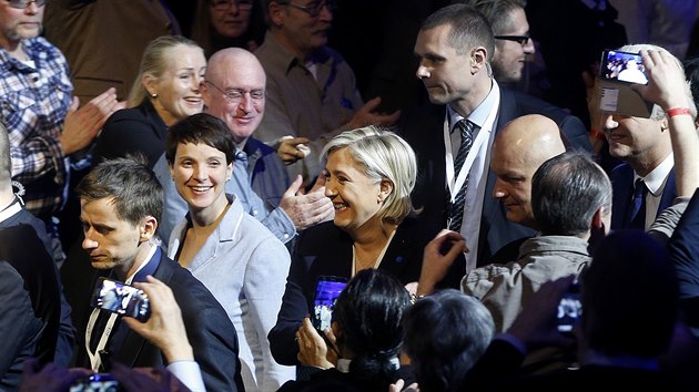 Marine Le Penová a  Frauke Petryová na konferenci evropské krajní pravice v Koblenzi (21. ledna 2017).