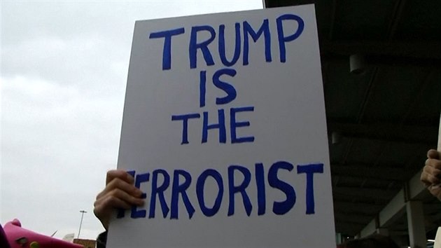 Na leti�ti JFK se demonstrovalo proti Trumpovi.