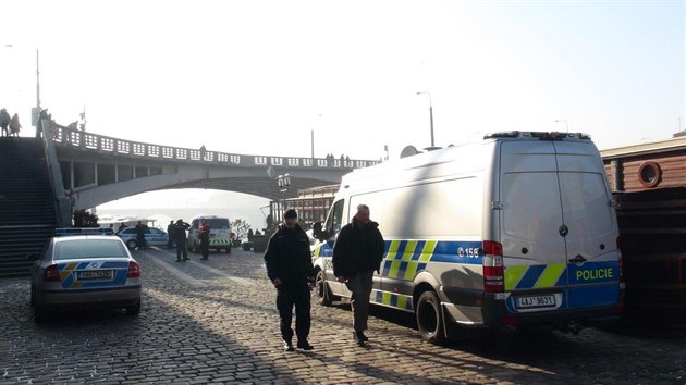 Policist uzaveli kvli nlezu podezelho pedmtu pipomnajcho nevybuchl dlosteleck grant Jirskv most i st nplavky (21. ledna 2017).
