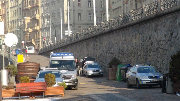 Policist uzaveli kvli nlezu podezelho pedmtu pipomnajcho nevybuchl dlosteleck grant Jirskv most i st nplavky (21. ledna 2017).