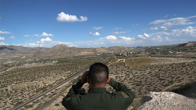 Hlídka na hranici Spojených států a Mexika nedaleko města El Paso.