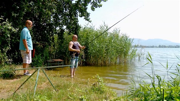 Tlusoch na rybch. Svm hostm je ale nedopeje, radji jim naservruje smak a hranolky. 