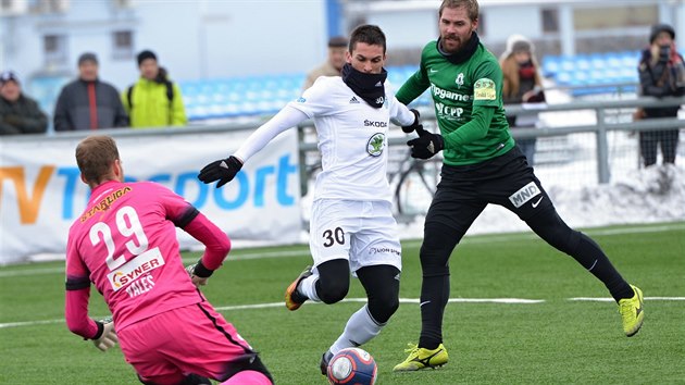 Boleslavsk Miljan Vukadinovi se probij do ance pes jabloneckho Tome Hbschman a sna se pekonat branke Romana Valee.