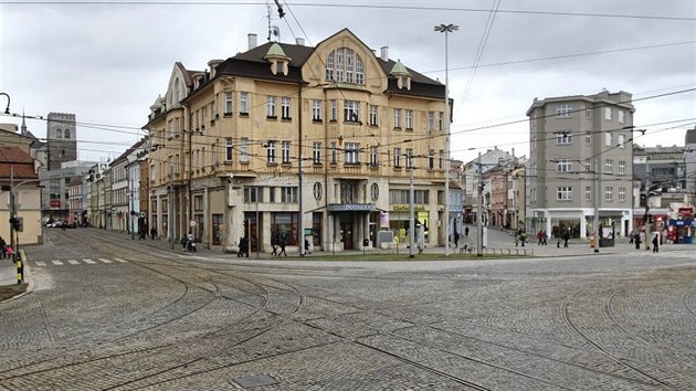 Olomouck nmst Nrodnch hrdin. Vlevo je st do ulice 8. kvtna, je zde vidt i v chrmu sv. Moice.