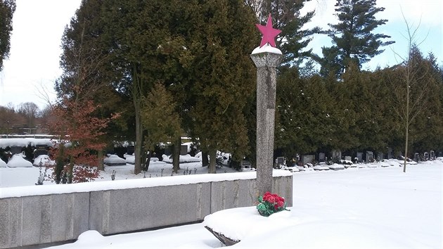 Pomník padlým na havlíčkobrodském hřbitově. O po více než čtvrtstoletí po pádu komunismu stále nese rudou hvězdu. Do oslav stého výročí konce první světové války chce mít radnice pomník nový.