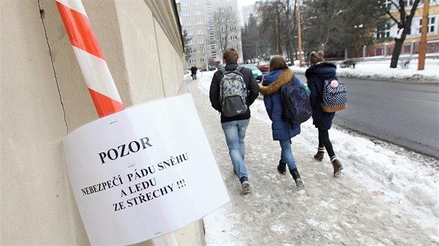 Chodnk ped krajskm adem v Jihlav pln zameten nen. Cedule navc varuj ped pdem snhu a ledu ze stechy.