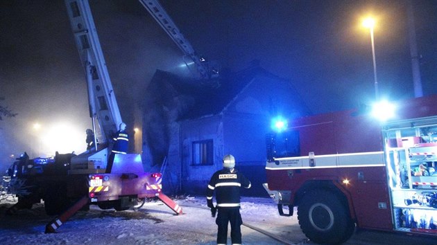 Hasiči zasahovali u požáru rodinného domu na Kolínsku (20.1.2017).