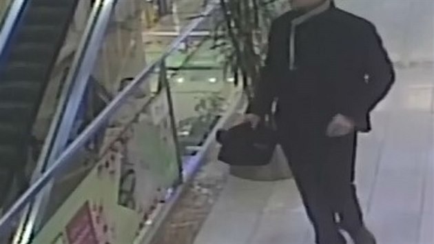Policisté pátrají po muži, který v obchodním domě nalezl zapomenutou tašku (25.1.2017).