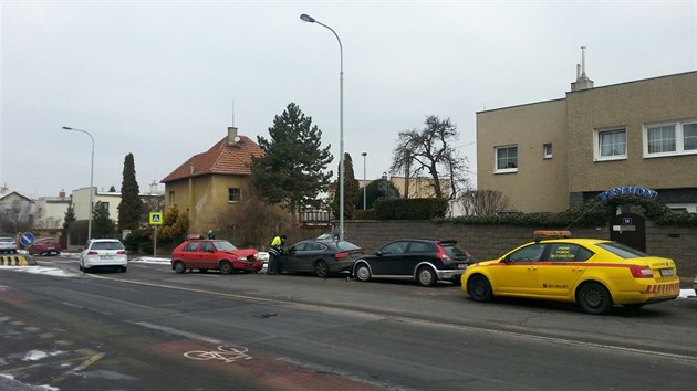 idi v Praze 4 naboural do zaparkovanho auta a utekl (26.1.2017).