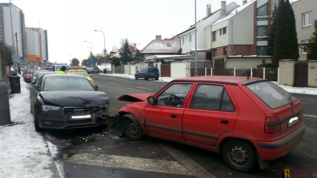 Řidič v Praze 4 naboural do zaparkovaného auta a utekl (26.1.2017).