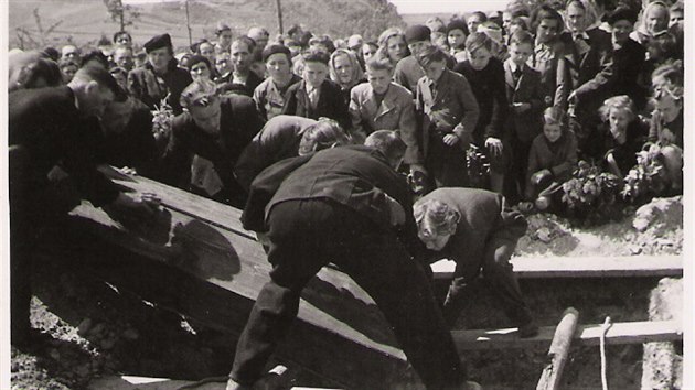 Pohřeb mrtvých vězňů v Levém Hradci (rok 1945).
