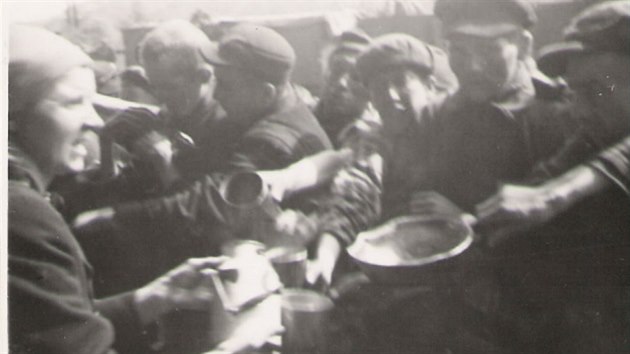 Jedno z mála jídel, které vězni z transportu smrti dostali (rok 1945).
