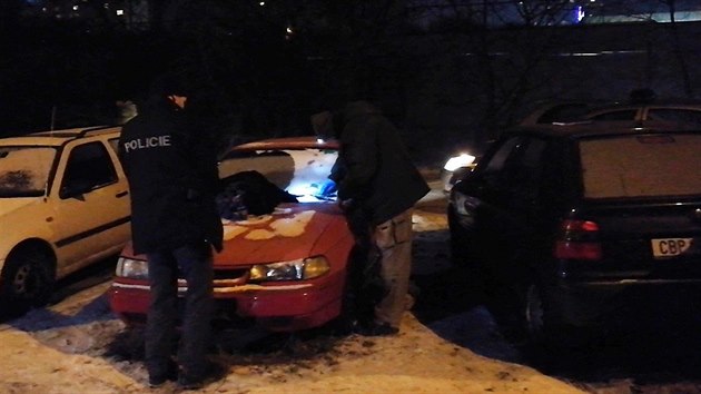 Mrtvho mue objevili v sobotu veer policist ve vraku vozidla zaparkovanm ve Svdnick ulici v praskch Bohnicch (21. ledna 2017)