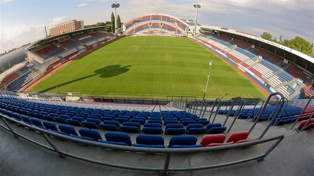 Na jin tribun je i terasa pro fanouky na vozku. Nabz se jim perfektn vhled na cel stadion.