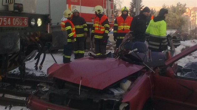 Na elezninm pejezdu ve Vejprnicch na Plzesku se stetlo osobn auto s vlakem. Nehodu nepeili ti lid (20. 1. 2017)