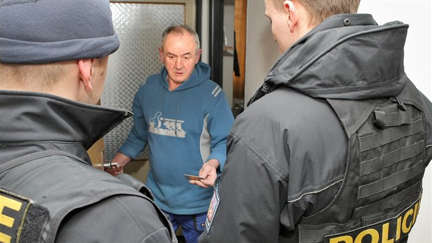Policist kontrolovali obyvatele ubytovny na nmst eskch brat v Plzni. (26. ledna 2017)