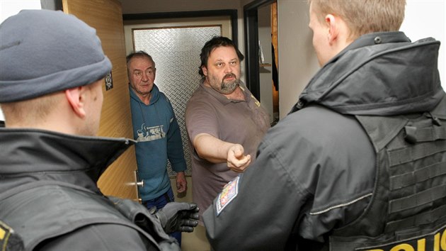 Policist kontrolovali obyvatele ubytovny na nmst eskch brat v Plzni. (26. ledna 2017)