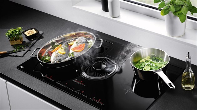 Integrovaná deska AEG ComboHob - technologie Hob2Hood intuitivně ovládá desku a přizpůsobuje se stylu vašeho vaření.