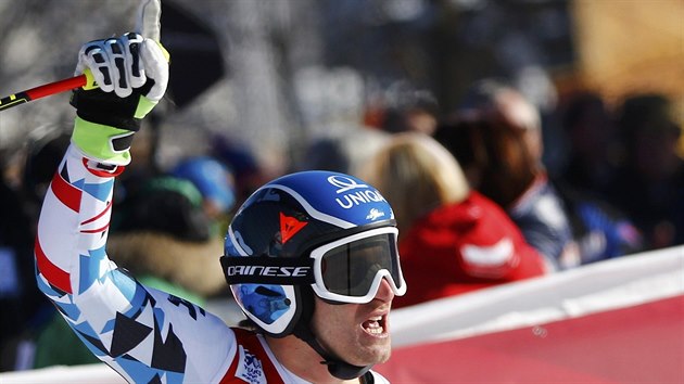 Rakouský lyžař  Matthias Mayer se raduje z triumfu v superobřím slalomu v Kitzbühelu.