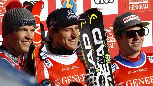 Tři nejlepší v superobřím slalomu v Kitzbühelu (zleva): druhý Ital Christof Innerhofer, vítězný Rakušan Matthias Mayer a třetí Švýcar Beat Feuz.