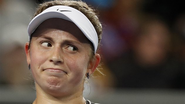 Lotyska tenistka Jelena Ostapenkov v duelu 3. kola Australian Open s Karolnou Plkovou.