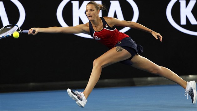 Karolna Plkov v duelu 3. kola Australian Open s Jelenou Ostapenkovou z Lotyska.