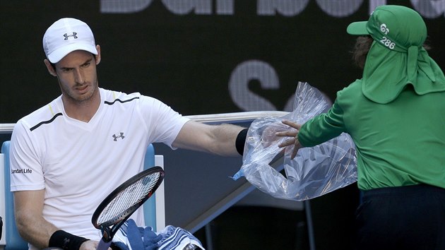 Britsk tenista Andy Murray odpov v prbhu duelu s Mischou Zverevem z Nmecka.