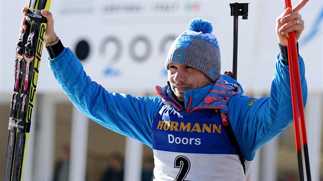 Ruský biatlonista Anton Šipulin se raduje ze třetího místa v masovém závodě v Anterselvě.