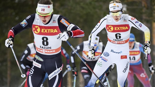 vdsk bkyn na lych Stina Nilssonov (vpravo) v kvalifikaci sprintu ve Falunu, kter nakonec vyhrla. Vlevo Norka Flugstad stbergov.