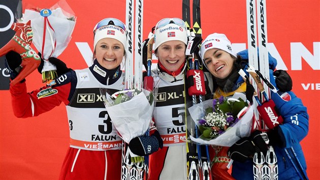 Norsk nadvlda en v zvod na 15 kilometr ve Falunu. Zleva druh Flugstad Ostbergov, vtzka Marit Bjrgenov a tet Heidi Wengov.