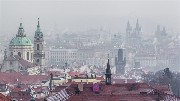 Kvůli smogu musí některé podniky v Praze omezit provoz (23.1.2017)
