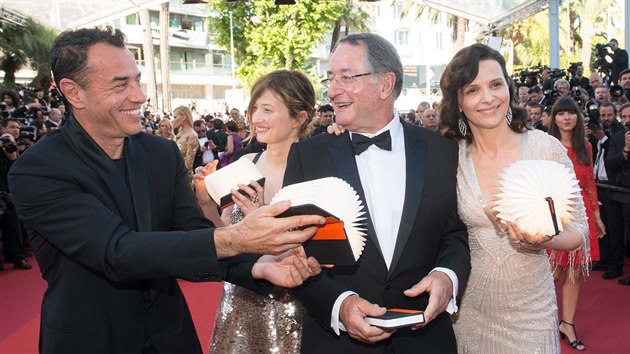 Kameraman Peter Suschitzky (uprostřed) a režisér Matteo Garrone s herečkami Albou Rohrwacherovou a Juliette Binocheovou na festivalu v Cannes 2016