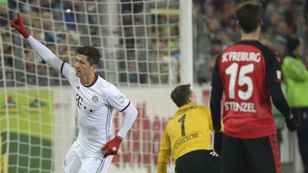 Robert Lewandowski z Bayernu slav svj gl do st Freiburgu.