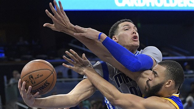 Aaron Gordon (nahoe) z Orlanda v podkoovm souboji s JaValem McGeem (vpravo) a Andrem Iguodalou z Golden State.