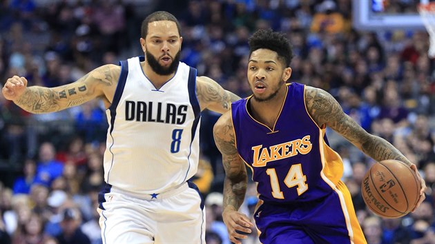 Deron Williams (vlevo) z Dallasu nahn Brandona Ingrama z LA Lakers.