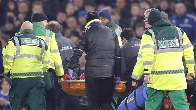 Ryan Mason z Hullu dohrl proti Chelsea pedasn, m prasklou lebku a musel na operaci.