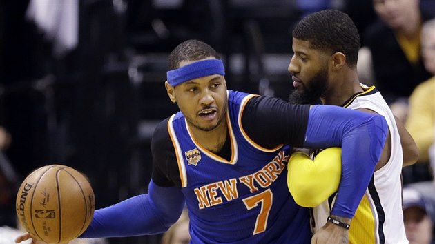 Carmelo Anthony (vlevo) z New Yorku se tla do Paula George z Indiany.