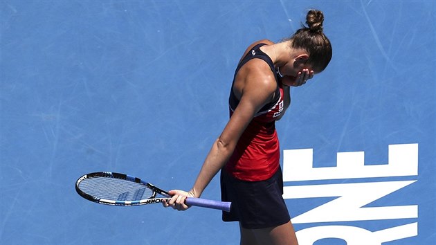 Karolna Plkov se ve tvrtfinle Australian Open zlob sama na sebe.