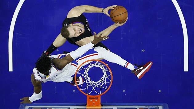 Blake Griffin (nahoe) z LA Clippers zakonuje pes Nerlense Noela z Philadelphie.