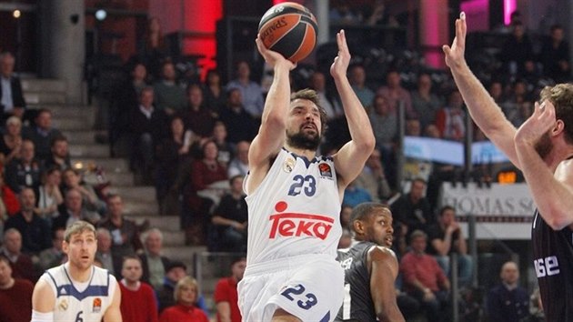 Sergio Llull z Realu Madrid zakonuje na ko Bambergu.