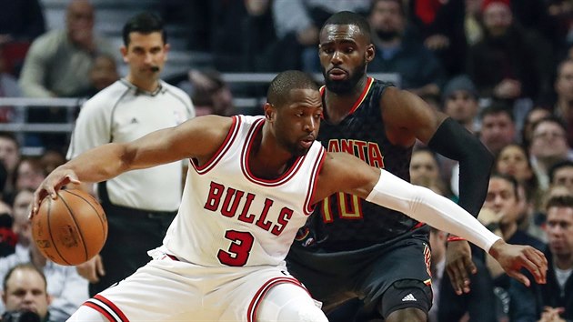 Dwyane Wade (vlevo) z Chicaga se tla do Tima Hardawaye Jr. z Atlanty.