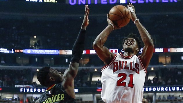 Jimmy Butler (vpravo) z Chicaga stl pes Dennise Schrdera z Atlanty.