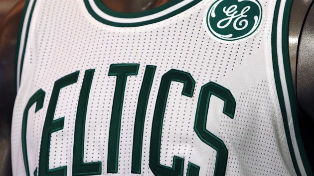 Boston Celtics budou od sezony 2017/18 nosit na dresu malou reklamu konglomertu GE.