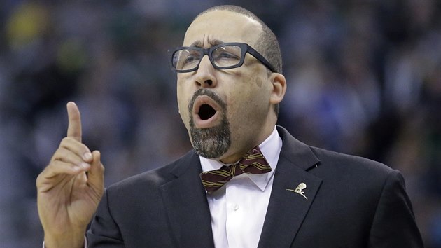 Basketbalov pan profesor David Fizdale usmruje hre Memphisu.