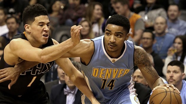 Gary Harris (vpravo) z Denveru se sna vysmeknout Devinu Bookerovi z Phoenixu.