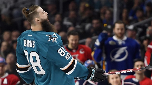 Brent Burns ze San Jose se raduje.